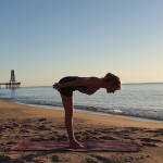 Posture de Yoga Uttanasana 90 degrés